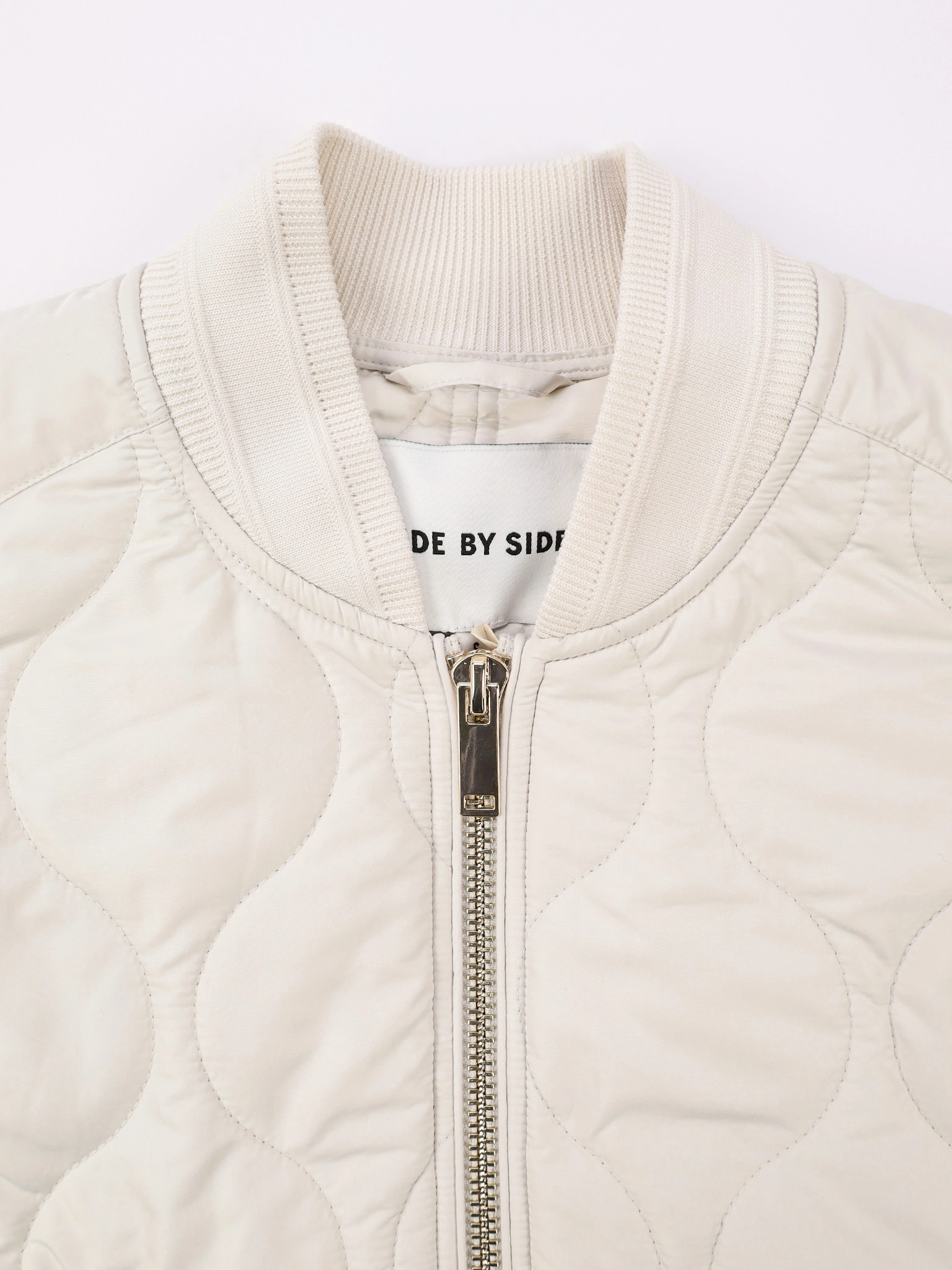 Куртка укороченная серого цвета свободного кроя